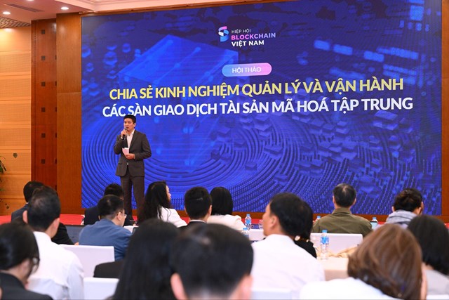 &Ocirc;ng Phan Đức Trung, Chủ tịch Hiệp hội Blockchain Việt Nam ph&aacute;t biểu tại Hội thảo &nbsp;