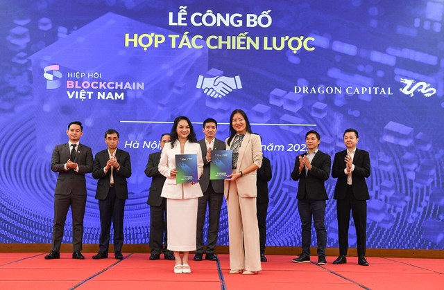 B&agrave; Nguyễn V&acirc;n Hiền, Ph&oacute; Chủ tịch ki&ecirc;m Tổng Thư k&yacute; Hiệp hội Blockchain Việt Nam v&agrave; b&agrave; Lương Thị Mỹ Hạnh, Gi&aacute;m đốc Quản l&yacute; t&agrave;i sản khối trong nước, Quỹ đầu tư Dragon Capital c&ocirc;ng bố hợp t&aacute;c chiến lược song phương. &nbsp;