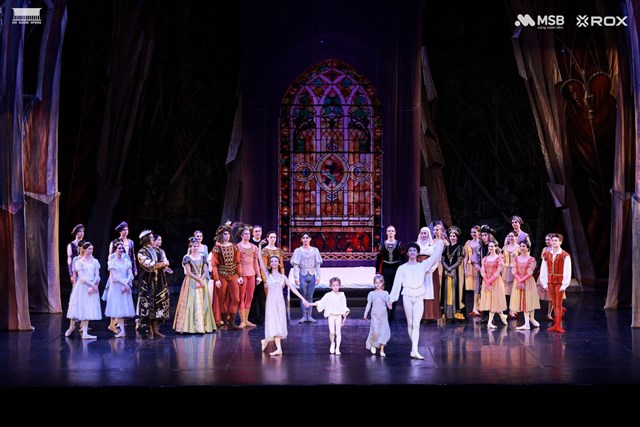 Với sự đồng h&agrave;nh của ROX Group, chuỗi ba đ&ecirc;m diễn ballet Nga kh&ocirc;ng chỉ mang đến những trải nghiệm nghệ thuật đỉnh cao m&agrave; c&ograve;n g&oacute;p phần nu&ocirc;i dưỡng th&oacute;i quen thưởng l&atilde;m của c&ocirc;ng ch&uacute;ng, khơi mở kh&aacute;t vọng s&aacute;ng tạo của nghệ thuật h&agrave;n l&acirc;m Việt Nam. Việc tiếp sức cho c&aacute;c gi&aacute; trị kinh điển t&igrave;m đến lớp kh&aacute;n giả mới cũng l&agrave; một dấu ấn tinh tế trong h&agrave;nh tr&igrave;nh 30 năm kiến tạo - vươn xa của Tập đo&agrave;n để n&acirc;ng tầm chất sống, gu thẩm mỹ v&agrave; bồi đắp những trải nghiệm văn h&oacute;a đ&ocirc; thị mới. &nbsp;