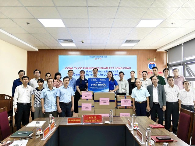 Hệ thống trao tặng thuốc v&agrave; vật tư y tế thiết yếu cho người d&acirc;n Huế chịu thiệt hại nặng nề do b&atilde;o lũ. &nbsp;