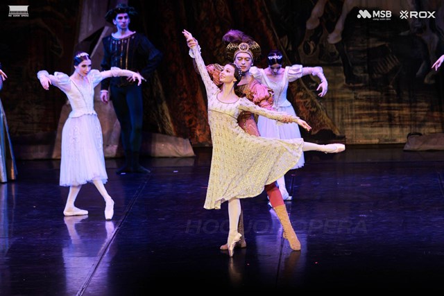 C&aacute;c m&agrave;n m&uacute;a đ&ocirc;i (pas de deux) được thể hiện với kỹ thuật đi&ecirc;u luyện v&agrave; sự phối hợp ăn &yacute; giữa c&aacute;c nghệ sĩ, mở ra c&aacute;c cao tr&agrave;o cảm x&uacute;c l&agrave; điểm nhấn của vở diễn.