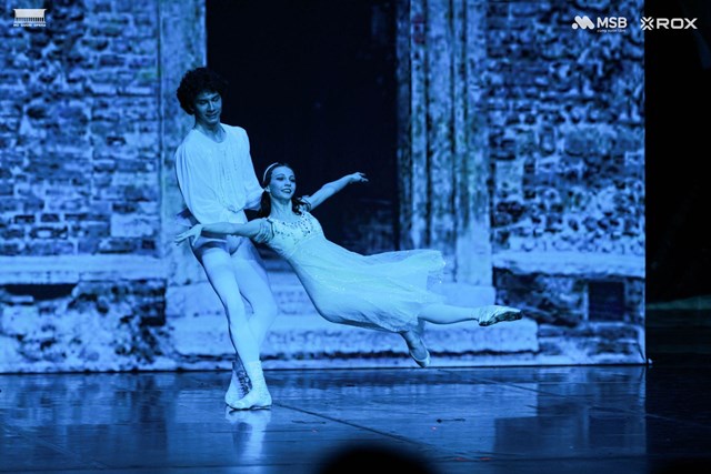 Những chuyển động h&igrave;nh thể vừa nhẹ nh&agrave;ng, thướt tha như lụa, vừa cuồng nhiệt, nồng ch&aacute;y đầy tinh tế v&agrave; m&ecirc; hoặc.