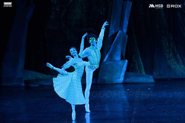 Mstislav Arefiev (vai Romeo) v&agrave; Alla Valieva (vai Juliet) - hai nghệ sĩ t&agrave;i năng của ballet Nga với nhiều th&agrave;nh c&ocirc;ng ấn tượng đ&atilde; mang đến những m&agrave;n biểu diễn gi&agrave;u x&uacute;c cảm, trong đ&oacute; c&oacute; m&agrave;n m&uacute;a đ&ocirc;i c&ugrave;ng động t&aacute;c m&uacute;a tr&ecirc;n mũi gi&agrave;y m&atilde;n nh&atilde;n.