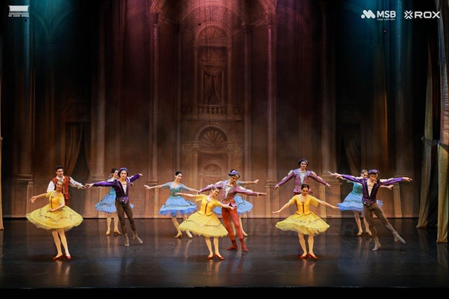 Những đ&ecirc;m diễn cuối th&aacute;ng ba, kh&aacute;n ph&ograve;ng Nh&agrave; h&aacute;t Hồ Gươm chật k&iacute;n kh&aacute;n giả. Nhiều người kh&ocirc;ng giấu được sự h&aacute;o hức khi thưởng thức một trong những kiệt t&aacute;c ballet nổi tiếng thế giới &ldquo;Romeo v&agrave; Juliet&rdquo;. Theo BTC, đ&ecirc;m diễn ng&agrave;y 26 v&agrave; 27/3 vừa mở b&aacute;n đ&atilde; ch&aacute;y v&eacute;. Điều n&agrave;y cho thấy sức h&uacute;t ng&agrave;y c&agrave;ng lớn của nghệ thuật ballet cổ điển tại H&agrave; Nội.