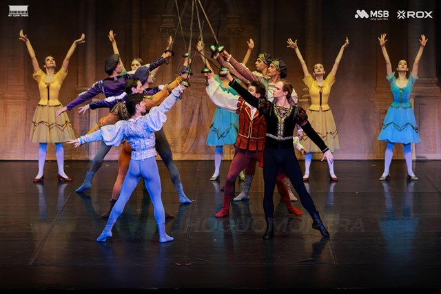 Vượt ra khỏi những trang viết bất hủ của đại thi h&agrave;o William Shakespeare, c&acirc;u chuyện t&igrave;nh y&ecirc;u của Romeo v&agrave; Juliet đ&atilde; được chuyển tải qua nhiều loại h&igrave;nh nghệ thuật. Tr&ecirc;n s&acirc;n khấu Nh&agrave; h&aacute;t Hồ Gươm, Russian State Ballet (Moscow) mang đến một phi&ecirc;n bản sống động được kể bằng ng&ocirc;n ngữ h&igrave;nh thể tinh tế của ballet h&ograve;a quyện c&ugrave;ng &acirc;m nhạc gi&agrave;u kịch t&iacute;nh của Sergei Prokofiev, tạo n&ecirc;n những trải nghiệm gi&agrave;u cảm x&uacute;c v&agrave; &aacute;m ảnh.