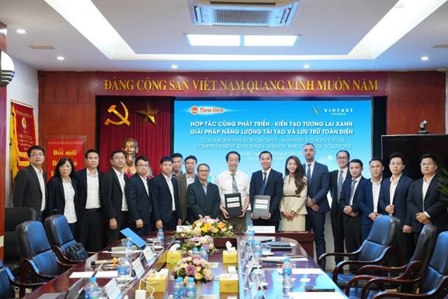 VinFast Energy v&agrave; Rạng Đ&ocirc;ng k&yacute; kết hợp t&aacute;c ph&aacute;t triển giải ph&aacute;p năng lượng t&aacute;i tạo v&agrave; pin lưu trữ &nbsp;