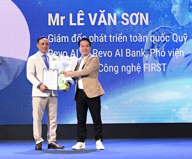 &Ocirc;ng Nguyễn Thanh T&ugrave;ng, Tổng gi&aacute;m đốc Quỹ đầu tư đại ch&uacute;ng REVO AI đ&atilde; bổ nhiệm &ocirc;ng L&ecirc; Văn Sơn l&agrave;m Gi&aacute;m đốc Chi nh&aacute;nh Miền Nam
