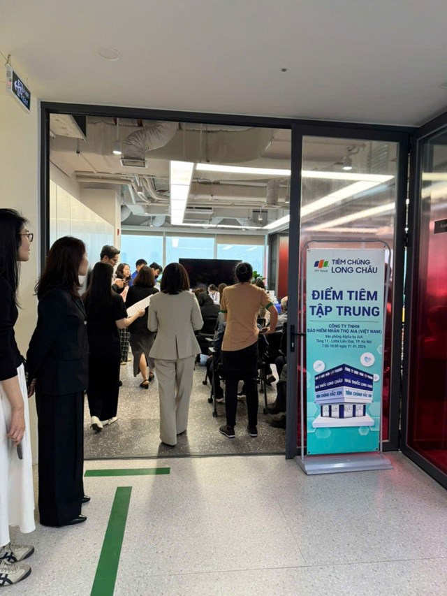 Điểm tư vấn v&agrave; ti&ecirc;m chủng thu h&uacute;t đ&ocirc;ng đảo kh&aacute;ch tham gia. &nbsp;