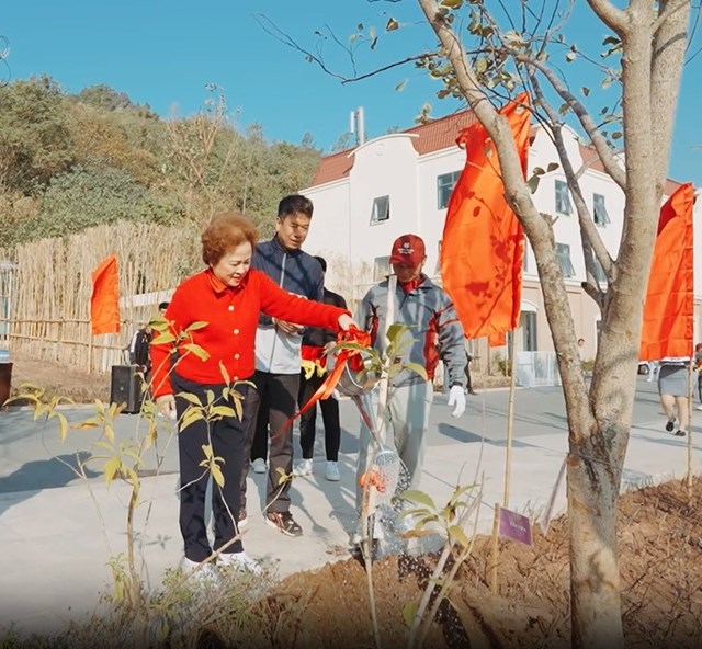 Chủ tịch Tập đo&agrave;n BRG trực tiếp tham gia hoạt động trồng c&acirc;y, khẳng định cam kết mạnh mẽ của Ban l&atilde;nh đạo trong chiến lược ph&aacute;t triển xanh bền vững. &nbsp;