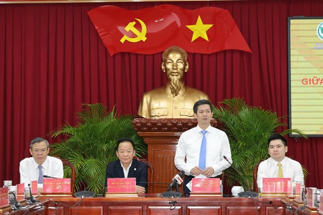 B&iacute; thư Th&agrave;nh ủy Cần Thơ L&ecirc; Quang T&ugrave;ng cho rằng những đề xuất của Tập đo&agrave;n T&amp;T c&oacute; t&iacute;nh khả thi cao, đề nghị c&aacute;c cơ quan li&ecirc;n quan của th&agrave;nh phố tạo điều kiện cho nh&agrave; đầu tư triển khai nhanh c&aacute;c dự &aacute;n &nbsp;