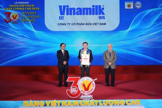 &Ocirc;ng Đỗ Thanh Tuấn, Gi&aacute;m đốc Đối ngoại Vinamilk, đại diện doanh nghiệp nhận chứng nhận H&agrave;ng Việt Nam Chất Lượng Cao 2026 - Ảnh: BTC &nbsp;