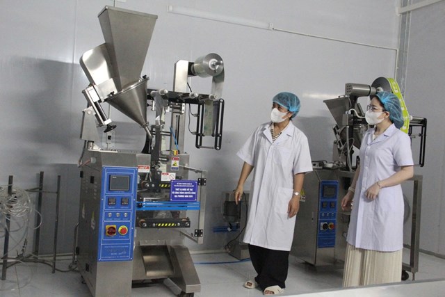 C&aacute;c sản phẩm của C&ocirc;ng ty Cổ phần Tập đo&agrave;n Dinh dưỡng HADALIFA chủ yếu được ph&aacute;t triển từ nguồn nguy&ecirc;n liệu phong ph&uacute; tại xứ Nghệ, gi&uacute;p doanh nghiệp chủ động đầu v&agrave;o v&agrave; gắn kết chặt chẽ với v&ugrave;ng sản xuất địa phương. Đ&acirc;y cũng l&agrave; nền tảng để n&acirc;ng cao gi&aacute; trị n&ocirc;ng sản, đồng thời tạo sinh kế ổn định cho người d&acirc;n.  C&ugrave;ng với đ&oacute;, doanh nghiệp sở hữu đội ngũ kỹ sư, kỹ thuật vi&ecirc;n c&oacute; chuy&ecirc;n m&ocirc;n, vận h&agrave;nh tr&ecirc;n hệ thống m&aacute;y m&oacute;c hiện đại, đảm bảo quy tr&igrave;nh sản xuất được kiểm so&aacute;t nhất qu&aacute;n. Sự kết hợp giữa nguồn nguy&ecirc;n liệu sẵn c&oacute; v&agrave; năng lực kỹ thuật g&oacute;p phần tạo n&ecirc;n c&aacute;c sản phẩm đ&aacute;p ứng y&ecirc;u cầu về chất lượng v&agrave; t&iacute;nh ổn định tr&ecirc;n thị trường.