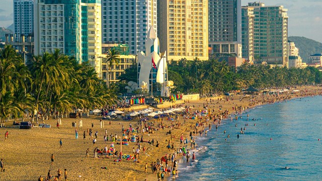 Du lịch tăng trưởng mạnh mẽ th&uacute;c đẩy Kh&aacute;nh H&ograve;a mở rộng kh&ocirc;ng gian đ&ocirc; thị. &nbsp;