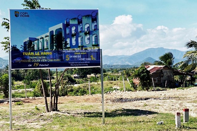 Bảng quảng c&aacute;o dự &aacute;n "Ocean View Cam Ranh&rdquo; đưọc &ocirc;ng Long Do&atilde;n Ki&ecirc;n dựng l&ecirc;n ở Cam Lập. Ảnh: An B&igrave;nh.