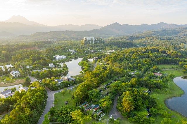 Kh&ocirc;ng gian xanh rộng lớn của khu nghỉ dưỡng Flamingo Đại Lải Resort &nbsp;