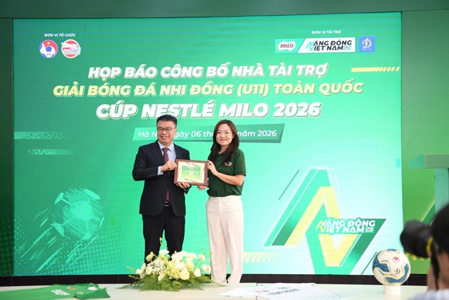 Ban tổ chức trao kỷ niệm chương cho đại diện Nh&agrave; t&agrave;i trợ ch&iacute;nh - Nh&atilde;n h&agrave;ng MILO &nbsp;