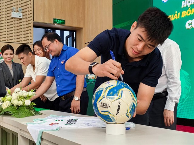 Tuấn Hải v&agrave; Duy Mạnh k&yacute; tặng l&ecirc;n b&oacute;ng v&agrave; &aacute;o thi đấu của C&uacute;p Nestl&eacute; MILO 2026.