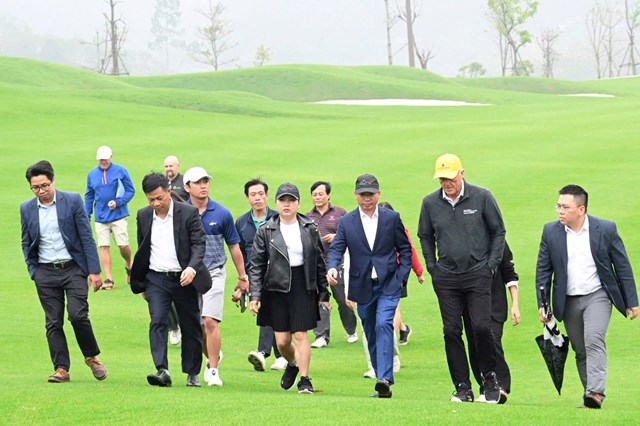 Greg Norman kiểm tra chi tiết về mặt địa h&igrave;nh, chất lượng thảm cỏ, hệ thống hồ nước, cũng như bố cục v&agrave; độ kh&oacute; của từng hố golf &nbsp;