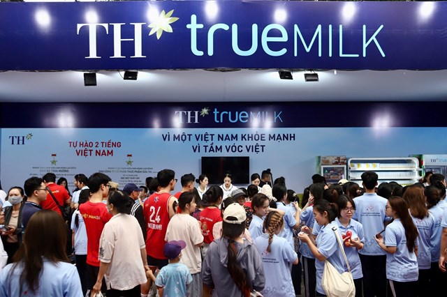 Gian h&agrave;ng của Tập đo&agrave;n TH thu h&uacute;t đ&ocirc;ng đảo người d&acirc;n tham quan v&agrave; trải nghiệm sản phẩm &nbsp;