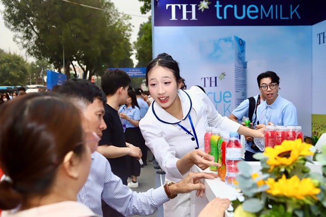 Dịp n&agrave;y, hơn 37.000 sản phẩm sữa tươi v&agrave; đồ uống tốt cho sức khỏe được Tập đo&agrave;n TH được trao tặng tới người d&acirc;n tham dự lễ ph&aacute;t động. &nbsp;