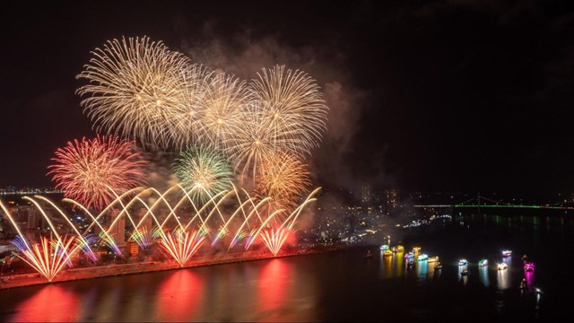 Lễ hội Ph&aacute;o hoa Quốc tế Đ&agrave; Nẵng (DIFF) - thỏi nam ch&acirc;m thu h&uacute;t du kh&aacute;ch. Ảnh: &Aacute;nh Dương. &nbsp;