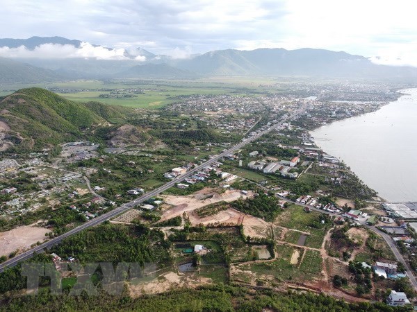 Dự án trọng điểm đường Quốc lộ 1 nối với bán đảo Đầm Môn, xã Vạn Thạnh, huyện Vạn Ninh- Bắc Vân Phong. (Ảnh: TTXVN phát) 