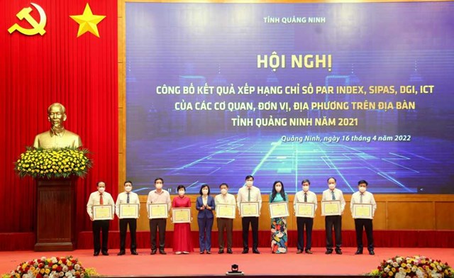 Đồng ch&iacute; Trịnh Thị Minh Thanh, Ph&oacute; B&iacute; thư Tỉnh ủy, trao Bằng khen của UBND tỉnh cho c&aacute;c tập thể c&oacute; th&agrave;nh t&iacute;ch xuất sắc trong việc n&acirc;ng cao chỉ số CCHC năm 2021.