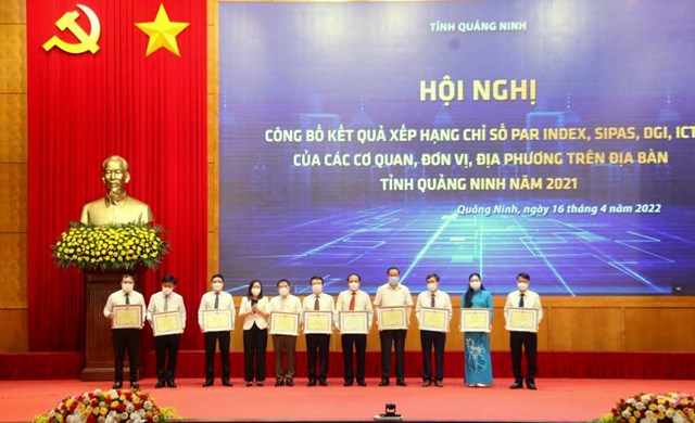 C&aacute;c tập thể c&oacute; th&agrave;nh t&iacute;ch trong việc n&acirc;ng cao Chỉ số đo lường sự h&agrave;i l&ograve;ng v&agrave; Chỉ số hiệu quả quản trị cấp huyện được nhận Bằng khen của UBND tỉnh