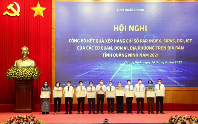 C&aacute;c tập thể c&oacute; th&agrave;nh t&iacute;ch trong triển khai thực hiện Ch&iacute;nh quyền điện tử cấp sở, huyện, x&atilde; v&agrave; c&aacute;c tập thể c&oacute; đ&oacute;ng g&oacute;p t&iacute;ch cực trong c&ocirc;ng t&aacute;c phối hợp triển khai c&aacute;c Chỉ số năm 2021 được tuy&ecirc;n dương, khen thưởng. &nbsp;