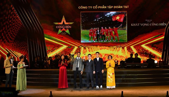 Ph&oacute; Chủ tịch T&amp;T Group Đỗ Vinh Quang c&ugrave;ng hai cầu thủ Đỗ Duy Mạnh, Đỗ Ho&agrave;ng H&ecirc;n nhận giải Kh&aacute;t vọng cống hiến tối 15/4. &nbsp;