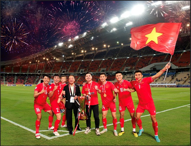 Bầu Hiển ăn mừng chức v&ocirc; địch ASEAN Cup 2024 c&ugrave;ng c&aacute;c cầu thủ H&agrave; Nội FC g&oacute;p mặt trong đội h&igrave;nh tuyển Việt Nam. &nbsp;