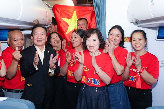 Bầu Hiển t&agrave;i trợ to&agrave;n bộ chi ph&iacute; cho gia đ&igrave;nh, người th&acirc;n c&aacute;c cầu thủ Việt Nam v&agrave; hơn 600 CĐV Việt Nam sang Th&aacute;i Lan cổ vũ trận lượt về chung kết ASEAN Cup 2024. &nbsp;