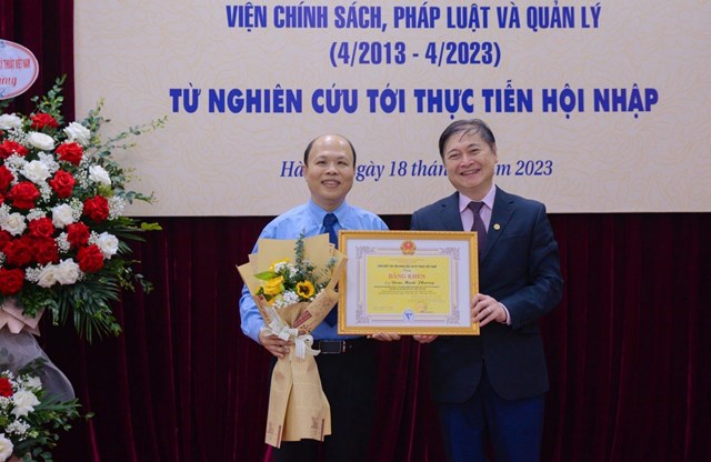 TSKH Phan Xu&acirc;n Dũng trao Bằng khen cho &ocirc;ng Đo&agrave;n Mạnh Phương, Chủ tịch HĐQL nhiệm kỳ 2023-2028, Tổng bi&ecirc;n tập Tạp ch&iacute; Việt Nam Hội nhập