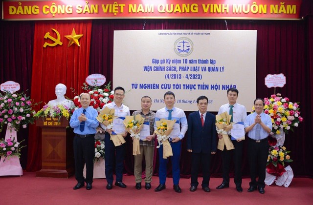 L&atilde;nh đạo Viện trao Quyết định bổ nhiệm cho 4 c&aacute;n bộ giữ c&aacute;c cương vị l&atilde;nh đạo Tạp ch&iacute; Việt Nam Hội nhập v&agrave; c&aacute;c đơn vị trực thuộc của Viện