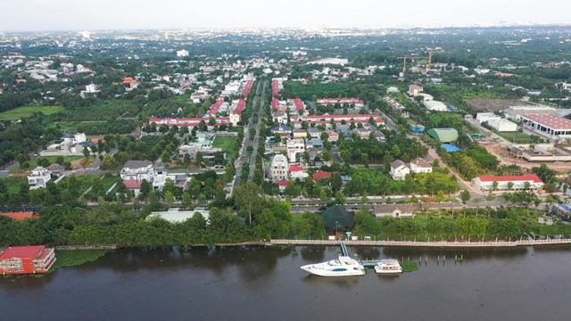 TP Thủ Dầu Một c&oacute; s&ocirc;ng S&agrave;i G&ograve;n chảy qua ở ph&iacute;a T&acirc;y, thuận lợi ph&aacute;t triển du lịch sinh th&aacute;i ven s&ocirc;ng. &nbsp;