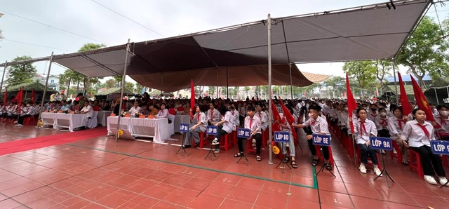Hơn 800 em học sinh trường THCS x&atilde; Cao X&aacute; tham dự buổi lễ khai mạc