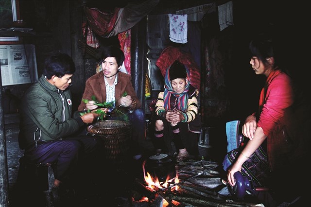 Người dân Sà Dề Phìn vẫn giữ thói quen hái trà thủ công, hãm trà bằng bếp củi, tạo ra nước chè xanh sóng sánh, vị ngọt thanh và mùi hương nhẹ nhàng như sương rừng.