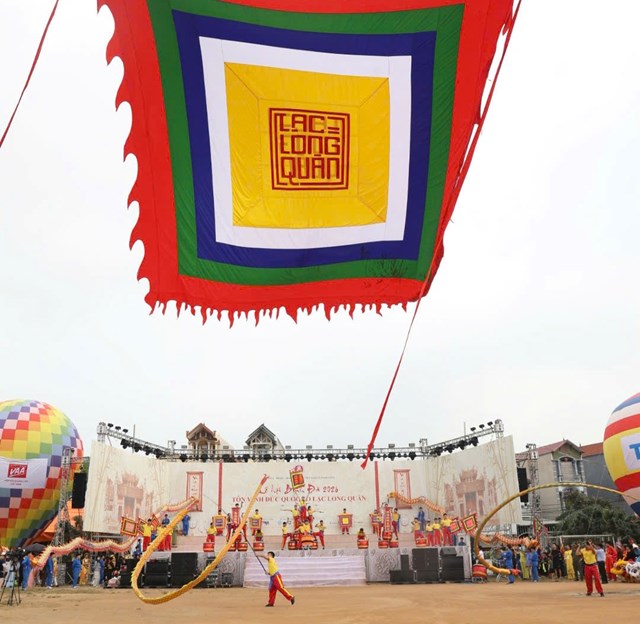 Tiết mục m&uacute;a l&acirc;n khai m&agrave;n Lễ rước, tế v&agrave; d&acirc;ng hương tưởng niệm Lạc Long Qu&acirc;n (Lễ hội B&igrave;nh Đ&agrave; 2026).&nbsp;