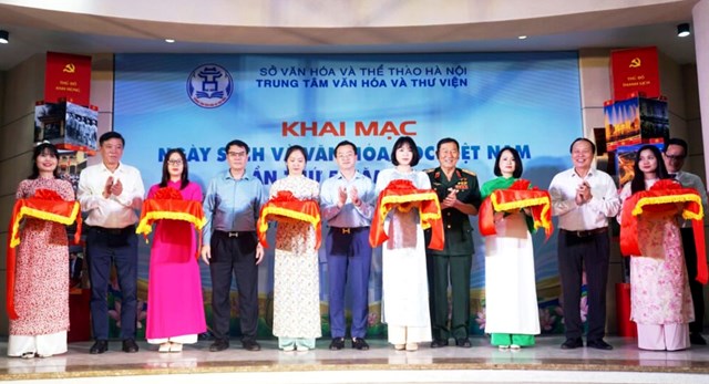 C&aacute;c đại biểu cắt băng khai mạc chương tr&igrave;nh ch&agrave;o mừng Ng&agrave;y S&aacute;ch v&agrave; Văn h&oacute;a đọc Việt Nam lần thứ 5 năm 2026&nbsp;