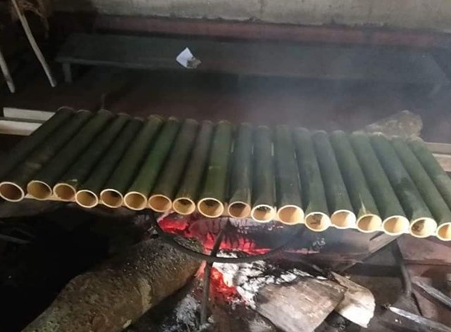 Nướng ống lam để tạo nên hương vị đặc biệt cho trà.