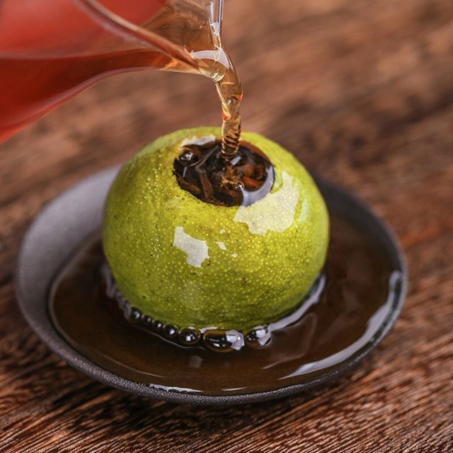 Tr&agrave; phổ nhĩ qu&yacute;t khiến người uống kh&ocirc;ng chỉ cảm nhận hương vị, m&agrave; c&ograve;n cảm nhận được d&ograve;ng chảy của thời gian đang hiện diện trong từng t&aacute;ch tr&agrave;