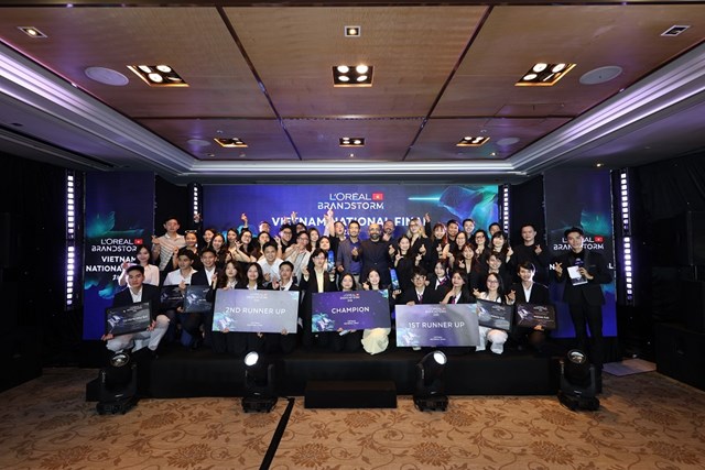 Các đ&ocirc;̣i dự thi chụp ảnh lưu niệm cùng khách mời&nbsp;