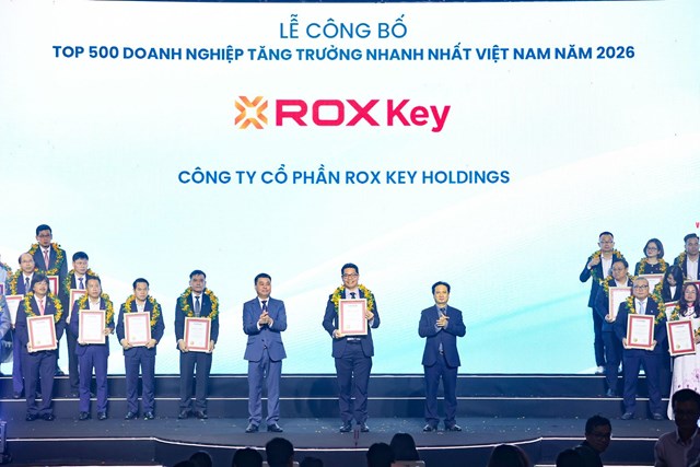 Tổng Gi&aacute;m đốc Nguyễn Văn Hiệp, đại diện ROX Key nhận chứng nhận tại Lễ c&ocirc;ng bố FAST500 năm 2026 &nbsp;