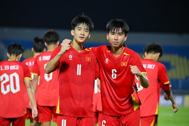 Qu&yacute; Vương (phải), một trong 5 th&agrave;nh vi&ecirc;n của CLB H&agrave; Nội ở U17 Việt Nam, l&agrave; người ghi b&agrave;n mở tỷ số ở trận chung kết U17 Đ&ocirc;ng Nam &Aacute;. Ảnh: VFF. &nbsp;