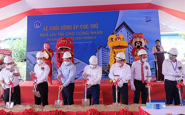 C&aacute;c đại biểu thực hiện nghi thức khởi c&ocirc;ng c&ocirc;ng tr&igrave;nh nh&agrave; lưu tr&uacute; cho c&ocirc;ng nh&acirc;n khu chế xuất Linh Trung 2