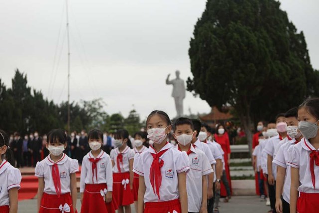 Đ&ocirc;ng đảo c&aacute;c em học sinh v&agrave; người d&acirc;n đảo C&ocirc; T&ocirc; đến dự buổi lễ.