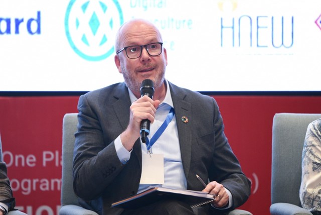 &Ocirc;ng Chris Hogg, Ph&oacute; Chủ tịch phụ tr&aacute;ch Ph&aacute;t triển bền vững v&agrave; Truyền th&ocirc;ng khu vực Ch&acirc;u &Aacute;, Ch&acirc;u Đại dương, v&agrave; Ch&acirc;u Phi - Tập đo&agrave;n Nestl&eacute; chia sẻ tại sự kiện&nbsp;&nbsp;