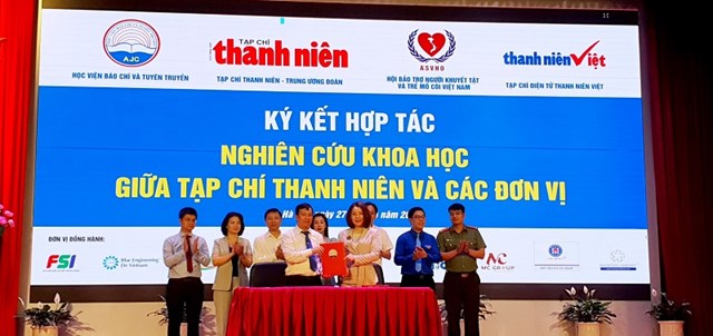 Nhà báo&nbsp;Nguy&ecirc;̃n Toàn Thắng, T&ocirc;̉ng bi&ecirc;n t&acirc;̣p Tạp chí Thanh ni&ecirc;n ký k&ecirc;́t hợp tác cùng đ&ocirc;̀ng chí&nbsp;L&ecirc; Thu H&agrave; - Ph&oacute; Viện trưởng Viện Báo ch&iacute;