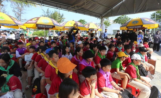 600 người nhặt rác hưởng ứng Ngày hội môi trường "Biển Đà Nẵng mãi trong xanh" - Ảnh 1