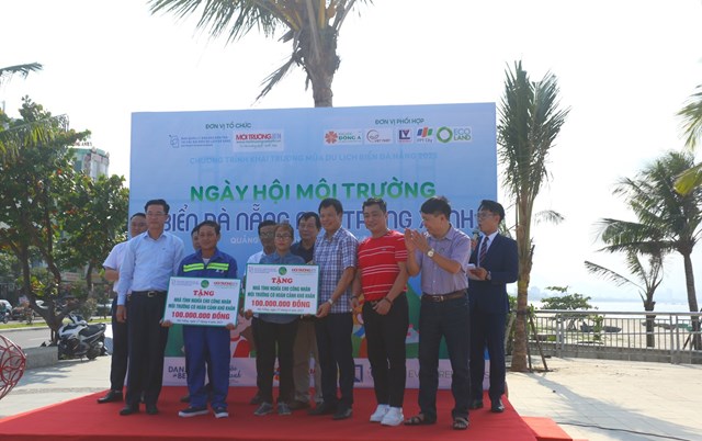 Tại chương trình, Ban tổ chức cũng đã trao tặng 2 căn Nhà tình nghĩa (mỗi căn trị giá 100 triệu đồng) cho công nhân vệ sinh môi trường TP Đà Nẵng có hoàn cảnh khó khăn.